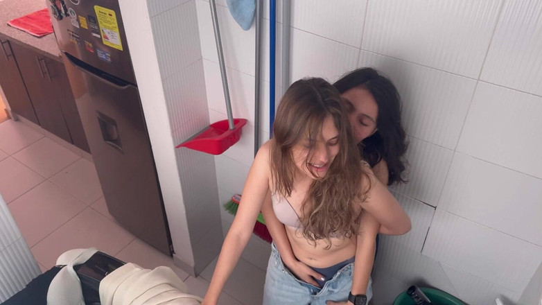 scarlettandc: Lesbian Bercinta Di Bilik Pakaian