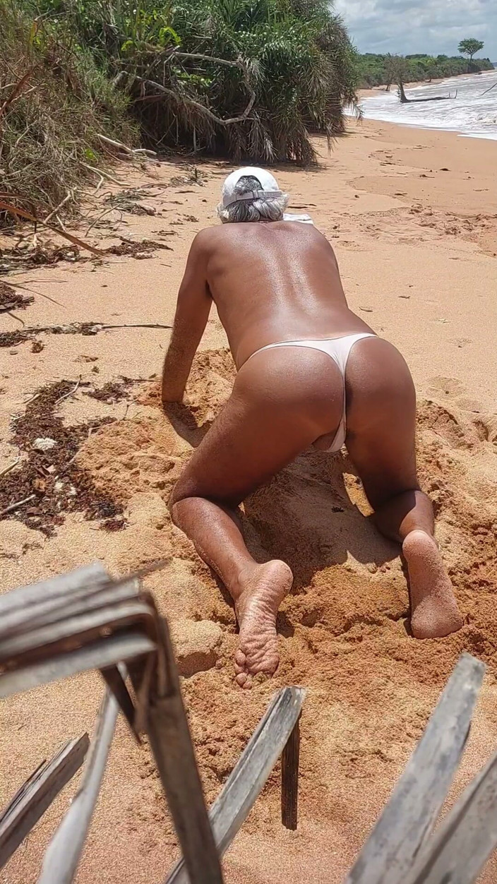 Ladysilvas: Ladysilva Femboy exhibe son gros cul sexy sur la plage...