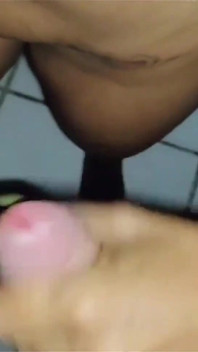Sála jsem cizince ptáka v gloryhole swingers klubu!