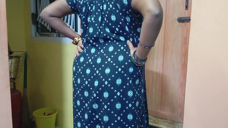 BeautyAnu: Indická tetička s velkými prsy chodí na procházku