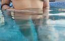 Princess18_: Haleine sous l’eau dans la piscine, masturbation et orgasme