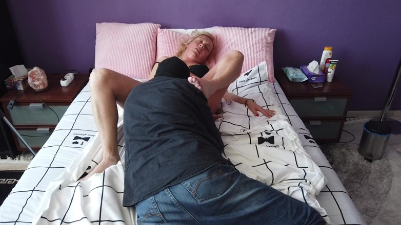 Worshipped by Alex: Doigtage de la chatte d’une MILF - orgasme réel