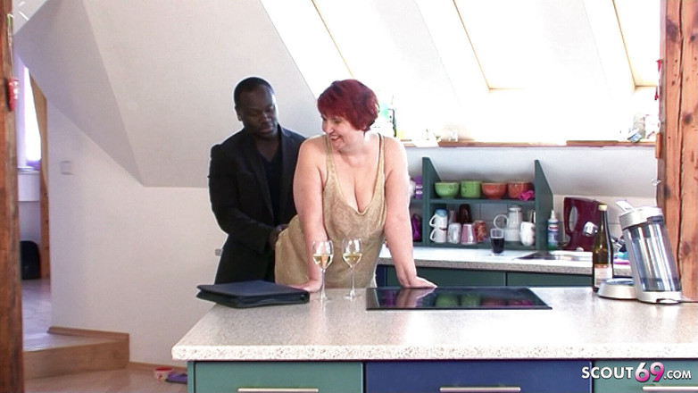 Full porn collection: Руда гілфа запрошує чорношкірого чувака з великим членом додому