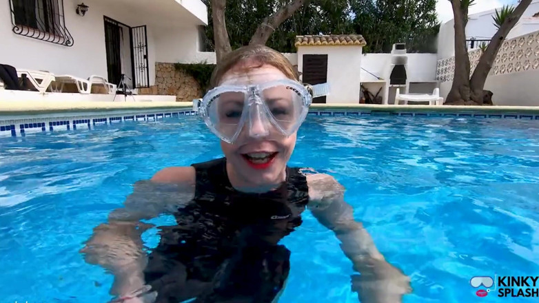 UKCuteGirl Lucy Lauren: Podvodní výstřik a maska fetiš plnění, bubliny a ovládání dechu