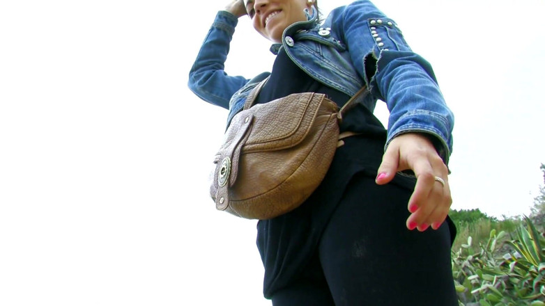 Amafrench: O tânără curvă tatuată futută pe plajă destul de tare