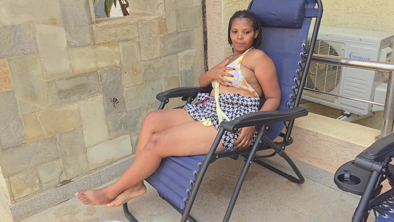 Deramy222: Une touriste mariée mouille et se masturbe sur la piscine