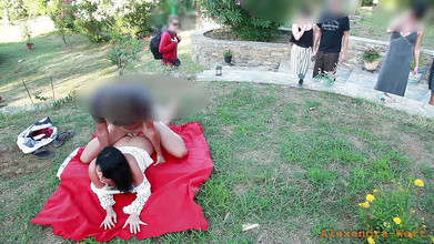 Alexandra Wett: Al aire libre extremo !! Follada gratis en el jardín botánico!