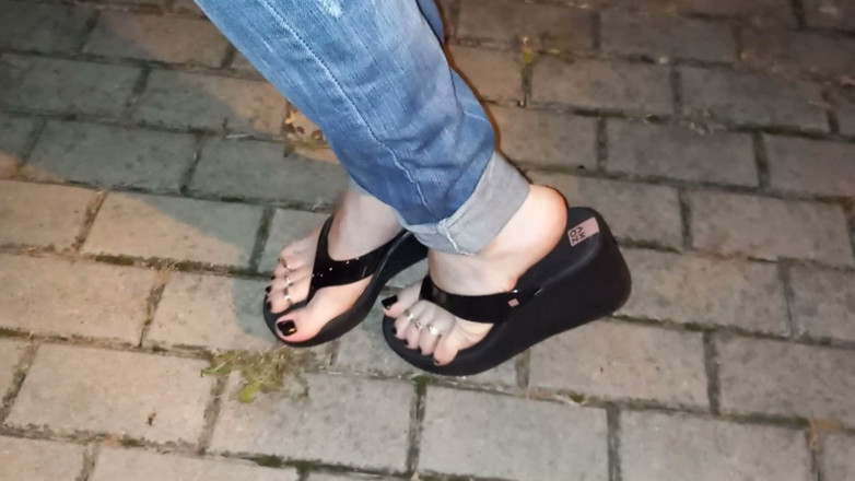 Heelex: Sexy nohy a latexové žabky