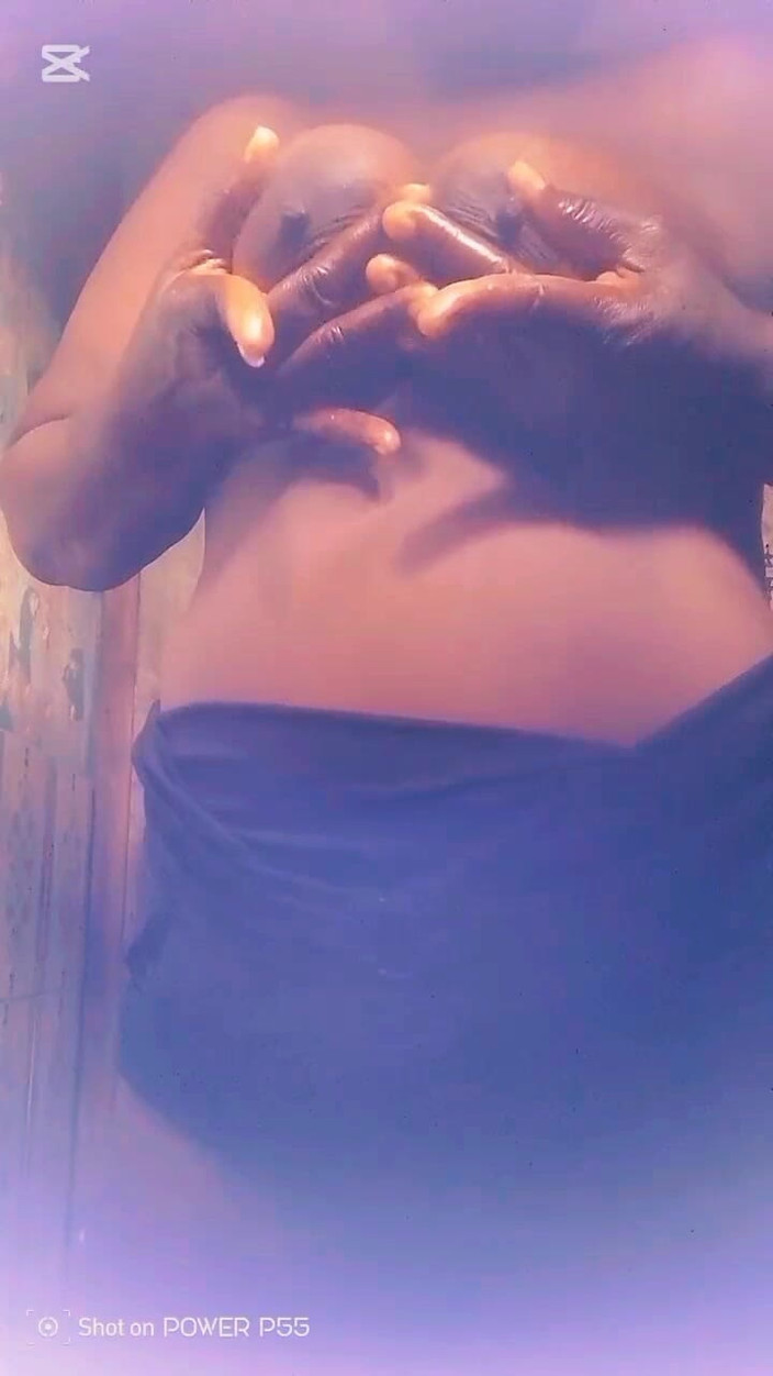 Londiq girls: La Mia Matrigna Mi Mostra Le Sue Tette Mentre Guardo