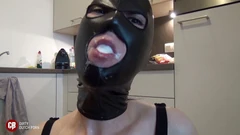 Hollandalı genç kız döl dolu büyük bir bardağı içiyor ve yutuyor