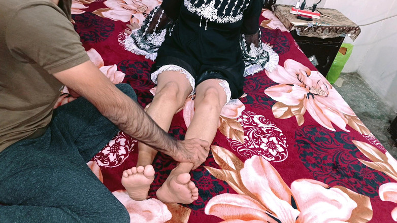 Gullnazkhan: Bibi desi India memeriksa pelayannya bagaimana dia menyetubuhinya dan pelayan...