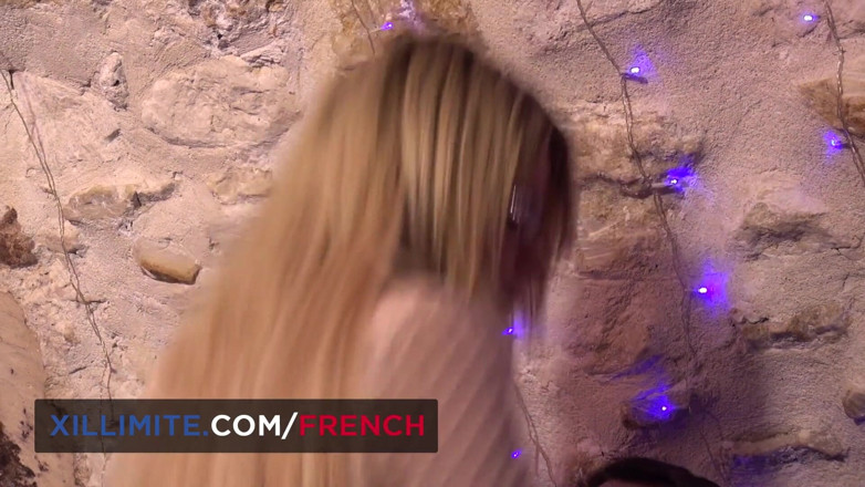 French girls at work: Awek blonde Perancis yang bertetek besar dengan pelan seks cermin...