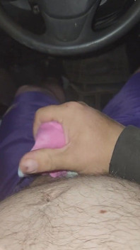 Met roze slipje aftrekken in mijn auto.
