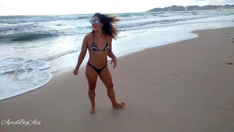 April BigAss: Plas drinken op strand en straat