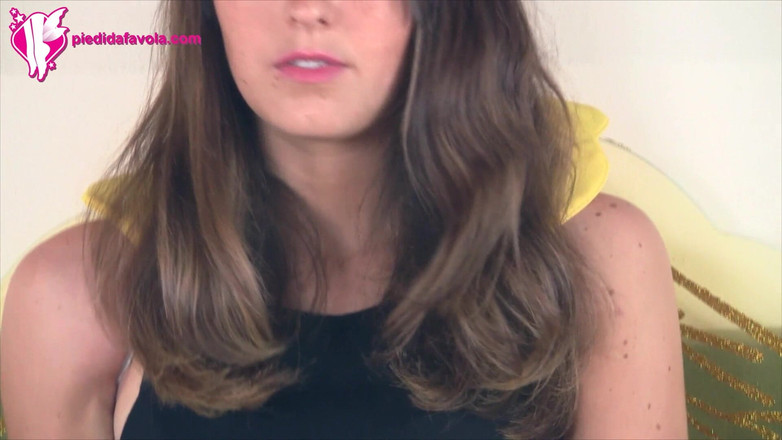 Feet & Cosplay: Seductora Miriam vestida con un disfraz de cosplay de bee...