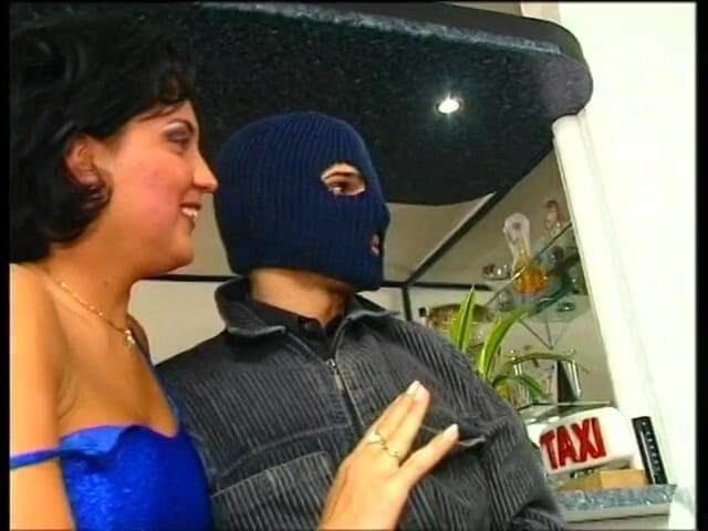 Lucky Cooch: Brunette milf ruw geneukt door een gemaskerde indringer