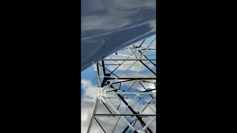 Kennie Jai: Apanhado! Kennie Jai mija na sobremesa e é pega!