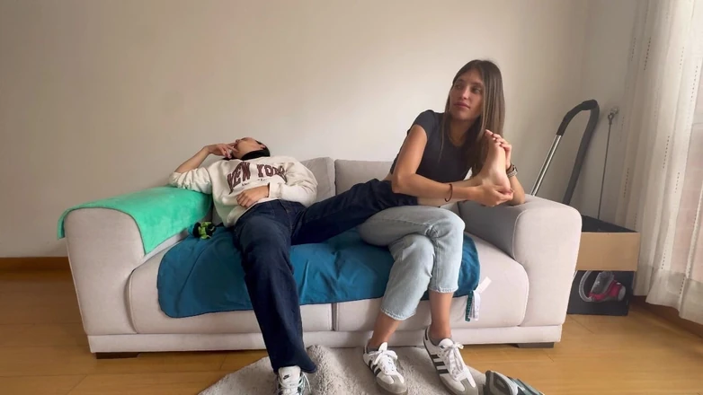 scarlettandc: My Girlfriend Shows Me Her Fetish by Smelling and Massaging...