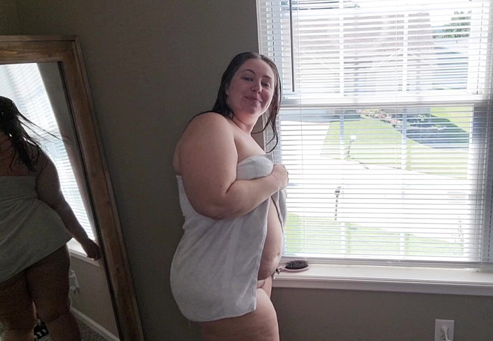 KinkyKatie: MILF montel nakal Katie melancap di hadapan tingkap