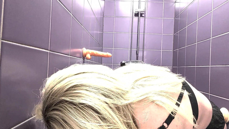 NikkiGee: Double Dildo in a Shower