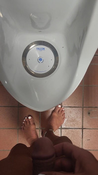 Pissing Al Parco Cruising a Piedi Nudi E Un Po 'di Suggerimento