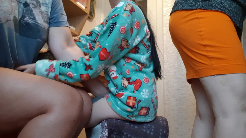 Lesbian-candys: Io e la mia ragazza ci masturbo reciprocamente in cucina...