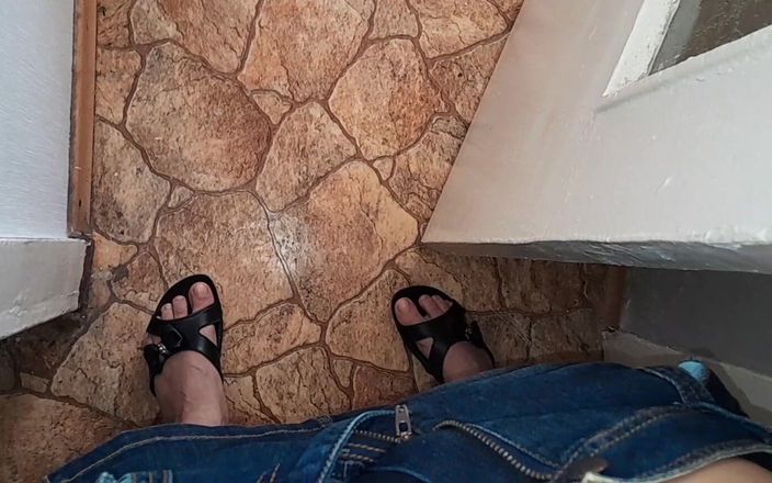 Lesbian-illusion: Jag tittar på min granne onanera i köket och jag...