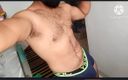 Desi Panda: Pelatih gym India menunjukkan tubuhnya yang berbulu menonjal kontol besar...