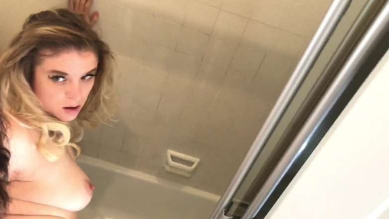 Erin Electra: Dirty maid gets stuck