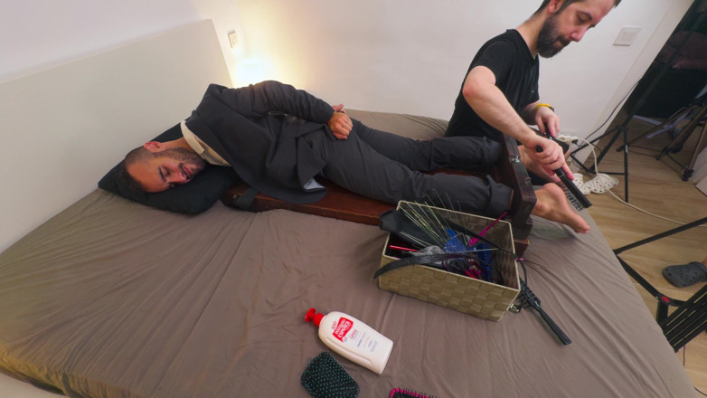 PSM Tickling Network: ヤッピーのベッドでの罰