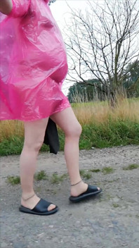 In Regencape, Strumpfhose Und Latschen Im Nieselregen