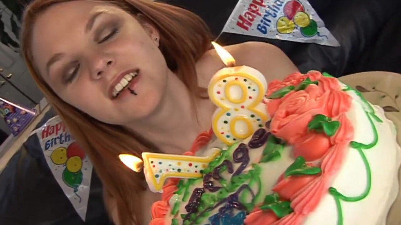 Oldschool X: ¡Finalmente 18! ¡Ella recibe una fiesta de sexo para su cumpleaños!