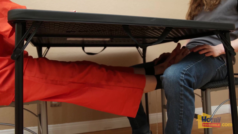 Horny Household: Orta yaşlı seksi mahkumla ayakla mastürbasyon