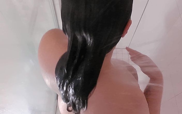 Always Fun No Pants: Tante seksi ini ngentot memeknya di kamar mandi sebelum pergi...