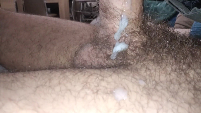 Elvissc: Homenzinho com bolas peludas bate duro em seu pau gordo...