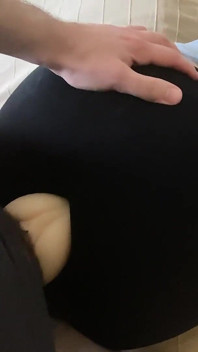 Knulla leksak och sperma på leggins