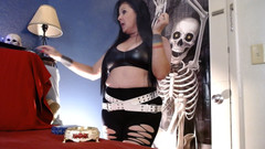 Abby Anna: Le giocose brividi di halloween fumano