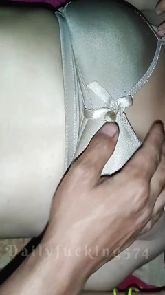 Nowa gorąca żona palcowania cipki