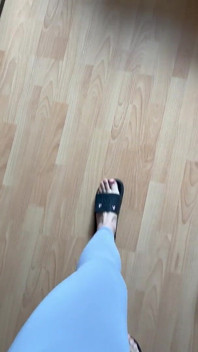 POV : le son des tongs quand on marche dans un legging gris