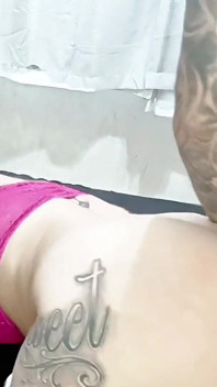 Сводная сестра в обтягивающих шортах и с возбужденной круглой попой