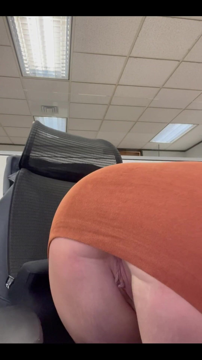 Josie Jaxxon: Masturbándose en la oficina