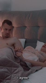 Pourquoi une belle-mère se réveille avec la bite de son beau-fils à la main après le combat ? Va-t-elle se faire éjaculer sur le visage dans un lit à partager ?