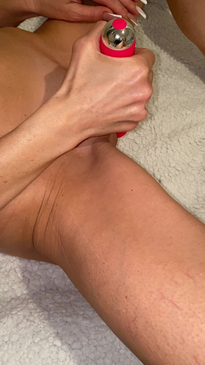 Nofaceblonde: Masturbation einer schönen blondine mit orgasmus und stöhnen