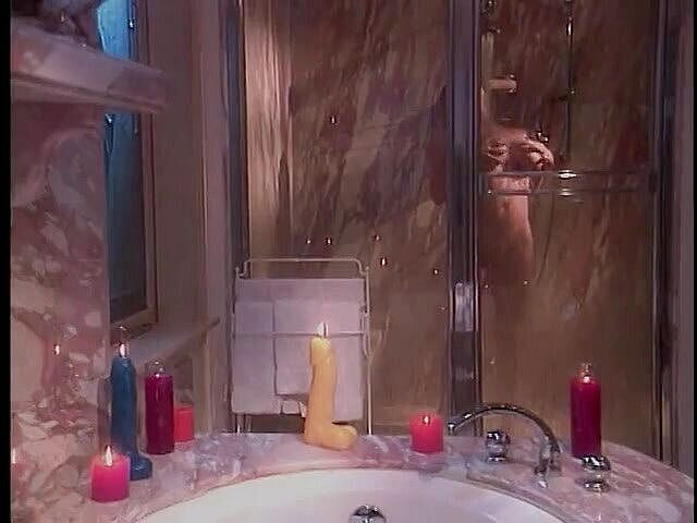 I want your Big Big Boobs: 好色的金发女郎kiki深喉口交坚硬的鸡巴，然后在奶子上射精