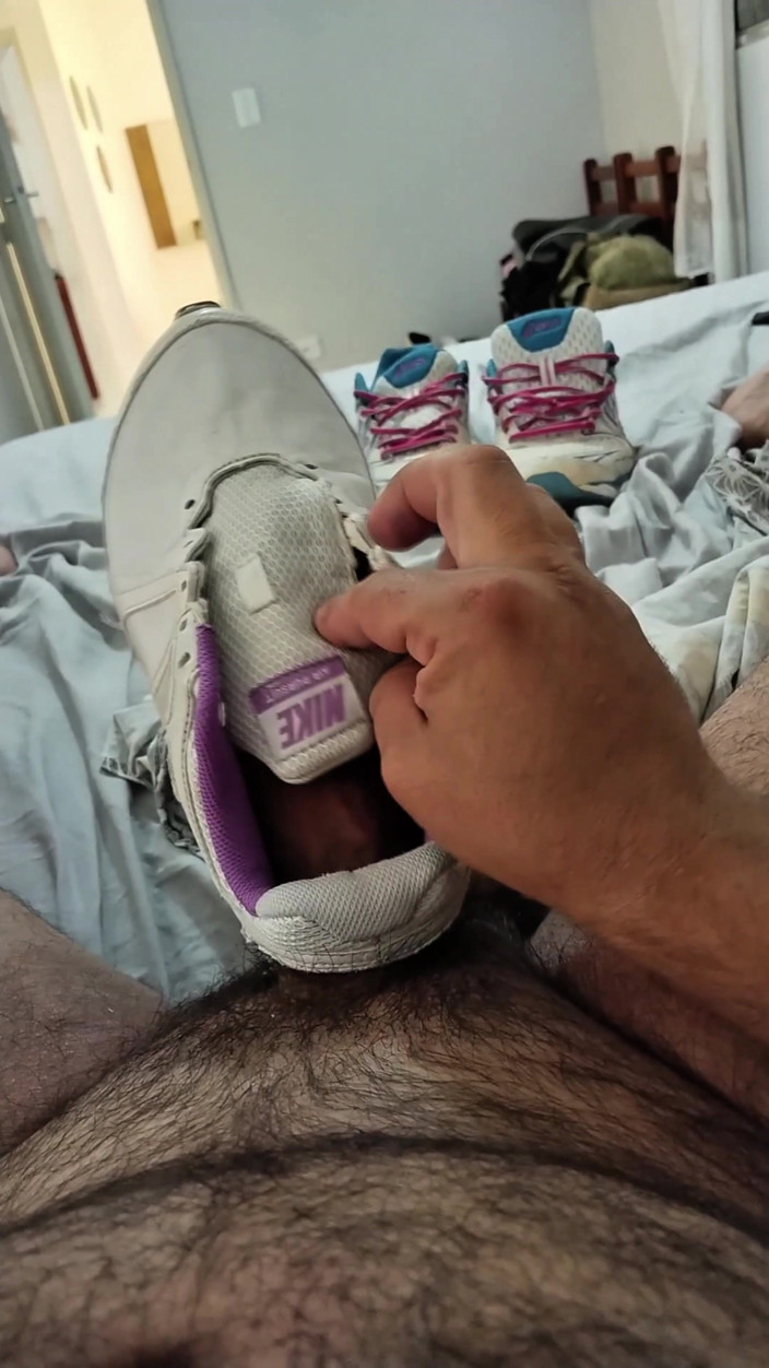 Sneakerfetish_BR: Futai și ejaculare în adidașii iubitei mele (nike Downshift12 Anda Asics)