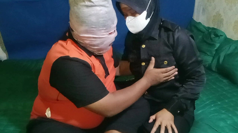 Babang endut: 女性警備員によるチンコフェラチオ