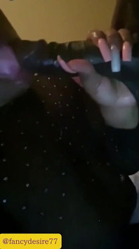 Üvey babam bizimle taşındı ve gece geç saatlerde biraz eğleniyoruz