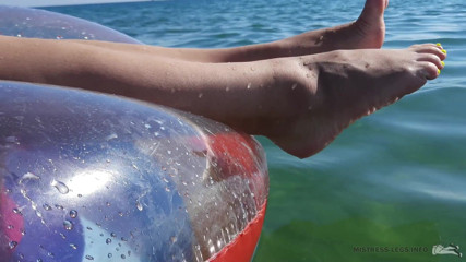 Mistress Legs: Sexy pies descalzos y dedos en el mar
