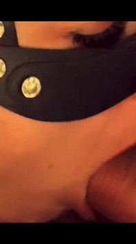 Lo sperma sta colando dalla sua bocca