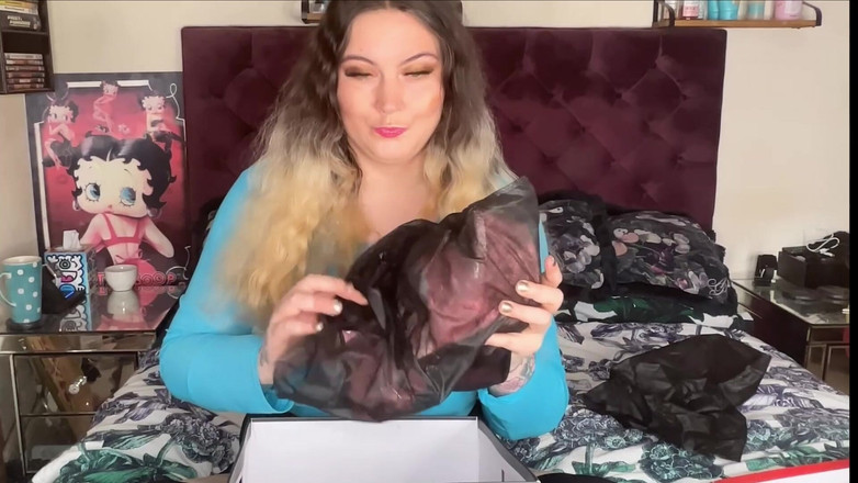 MissFFW: Pelacur ini pengen sepatu hak tinggi baru, jadi aku beli 4...